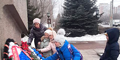 Педагоги, родители, учащиеся  Центра у памятника Маршалу героя Советского Союза Г. К. Жукова