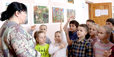 Волгоградская областная детская художественная галерея открыла выставку детского рисунка Нам подвиг Сталинграда не забыть
